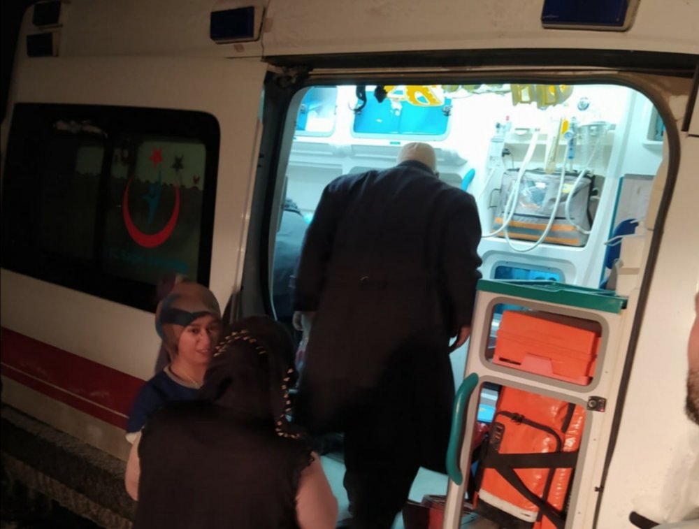 Yolu kar nedeniyle kapanan mahalledeki hastanın yardımına belediye yetişti