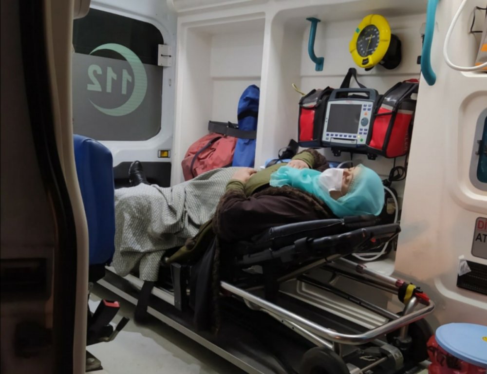 Yolu kar nedeniyle kapanan mahalledeki hastanın yardımına belediye yetişti