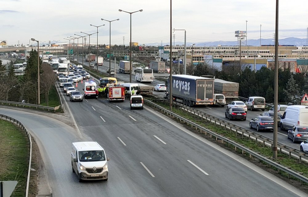 Zincirleme trafik kazası sorası kapanan Anadolu Otoyolu'nda ulaşıma açıldı