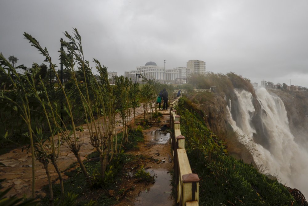 Fırtına Antalya'yı kırdı geçirdi! Tekneler battı çatılar uçta