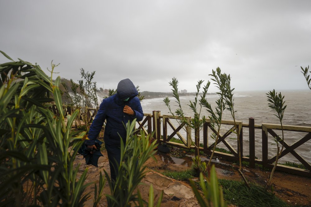 Fırtına Antalya'yı kırdı geçirdi! Tekneler battı çatılar uçta