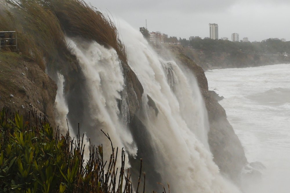 Fırtına Antalya'yı kırdı geçirdi! Tekneler battı çatılar uçta