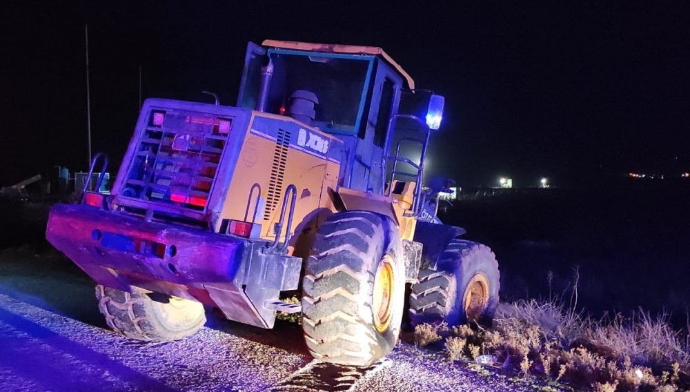 İş makinesine çarpan otomobilde can pazarı! Anne baba öldü 2 yavru ağır yaralı