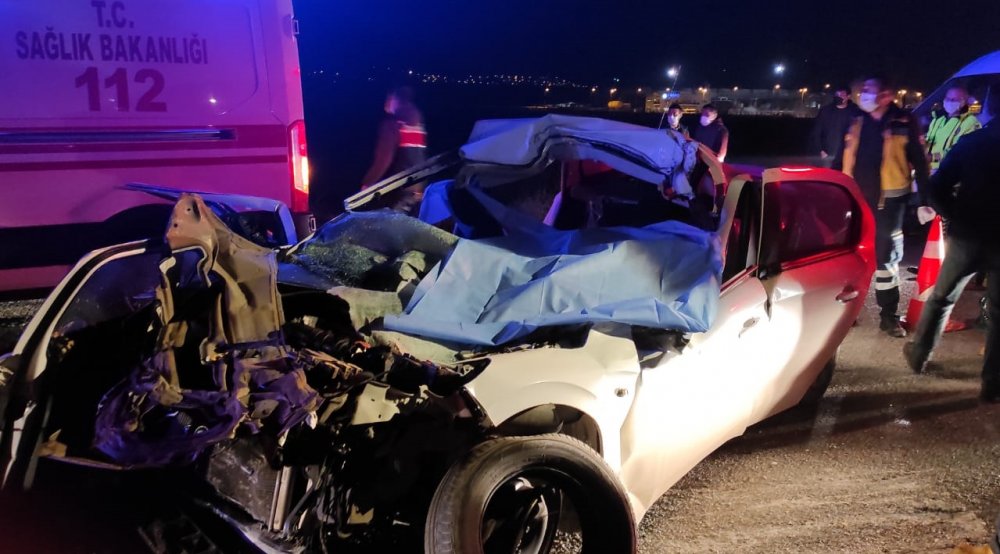 İş makinesine çarpan otomobilde can pazarı! Anne baba öldü 2 yavru ağır yaralı