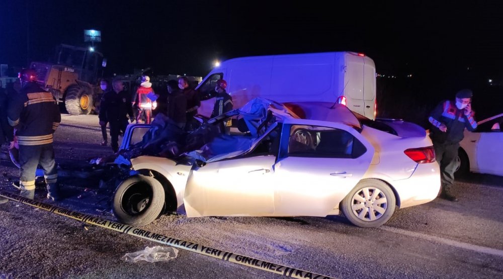 İş makinesine çarpan otomobilde can pazarı! Anne baba öldü 2 yavru ağır yaralı