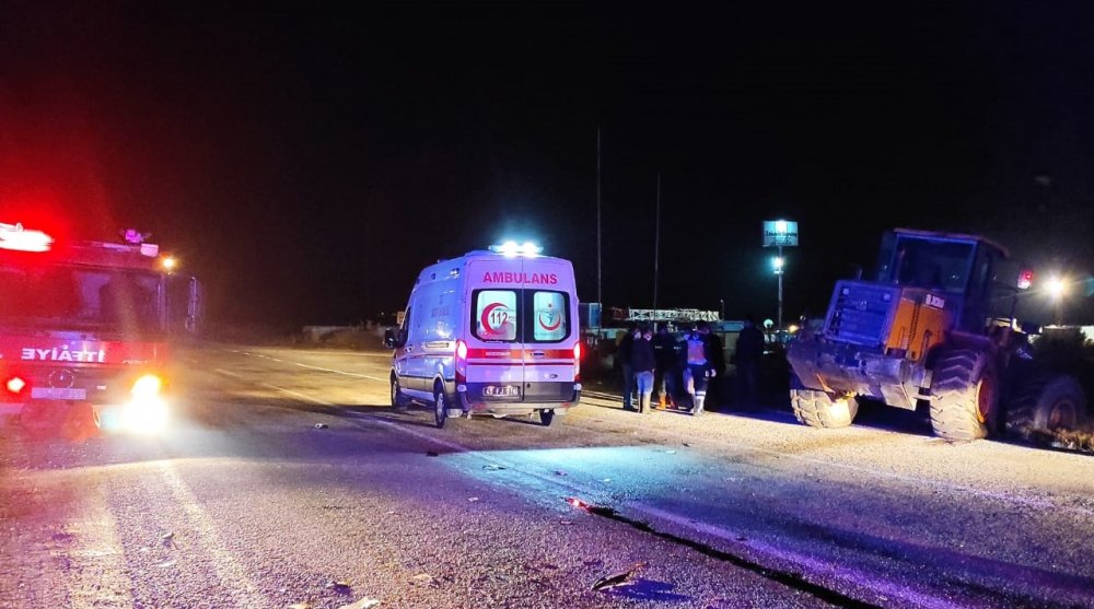 İş makinesine çarpan otomobilde can pazarı! Anne baba öldü 2 yavru ağır yaralı