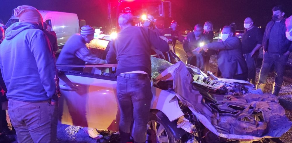 İş makinesine çarpan otomobilde can pazarı! Anne baba öldü 2 yavru ağır yaralı
