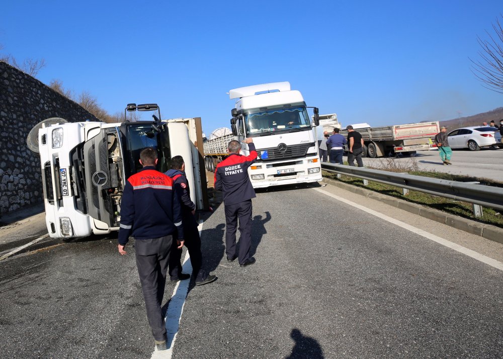 Devrilen tomruk yüklü kamyon 100 metre sürüklendi!