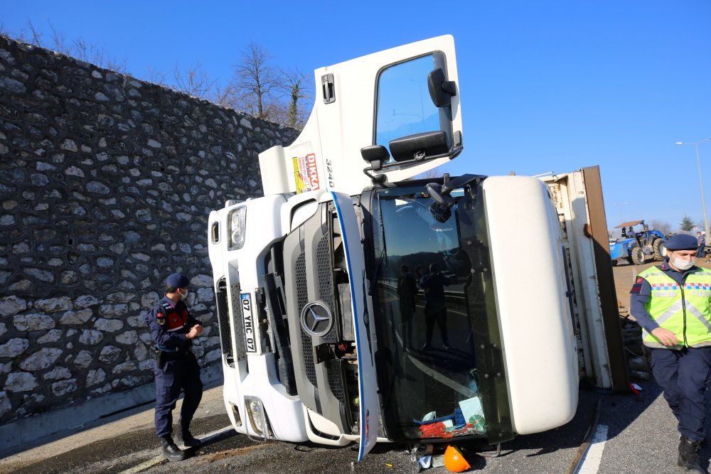 Devrilen tomruk yüklü kamyon 100 metre sürüklendi!