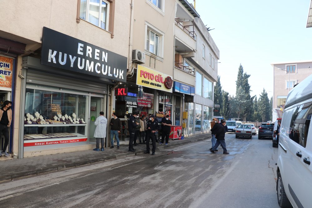 Silah tehdidiyle kuyumcu soyup su kanalına gizleyen 2 hırsız tutuklandı
