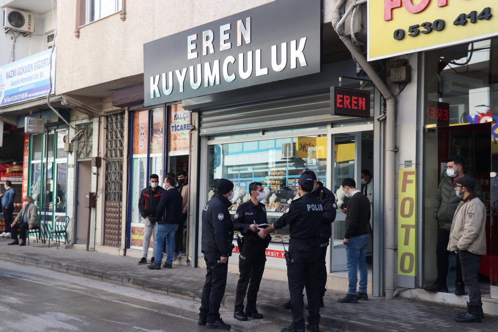 Silah tehdidiyle kuyumcu soyup su kanalına gizleyen 2 hırsız tutuklandı