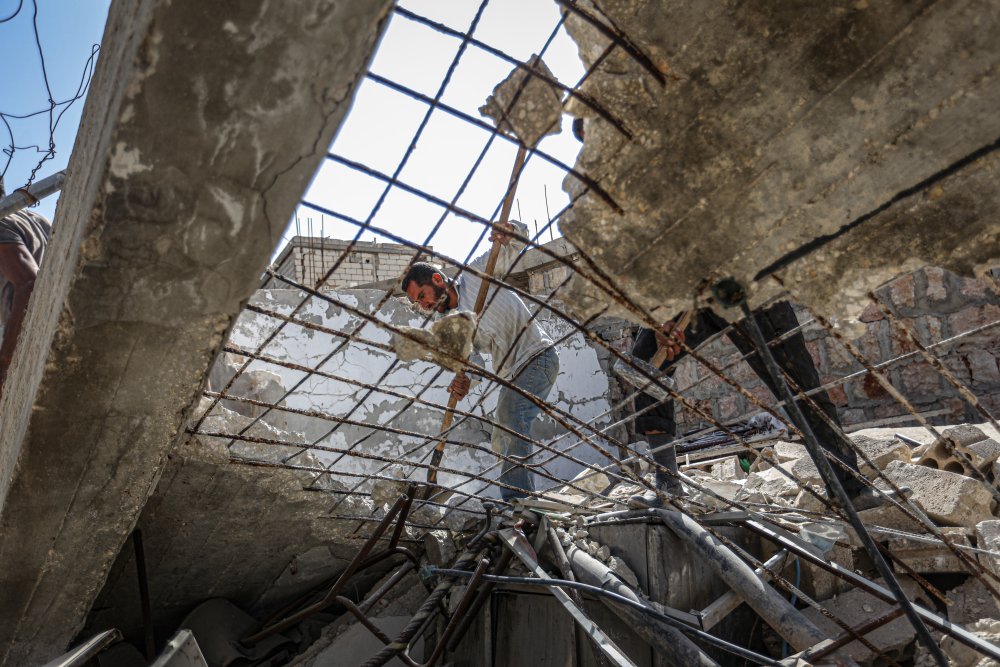 Biz market tartışırken birileri enkazdan ekmek çıkarıyor