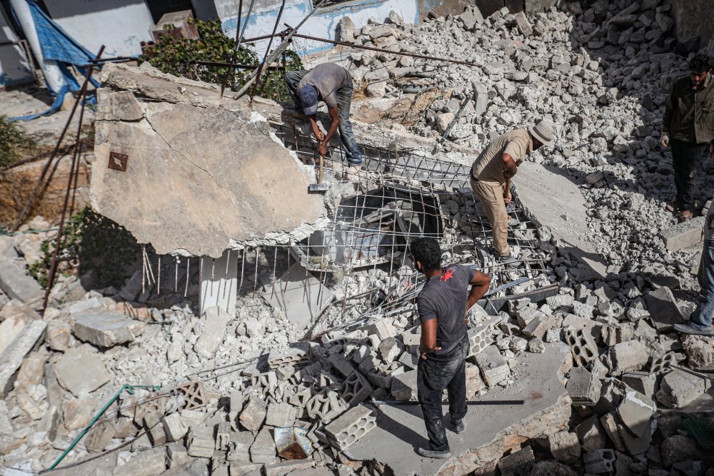 Biz market tartışırken birileri enkazdan ekmek çıkarıyor