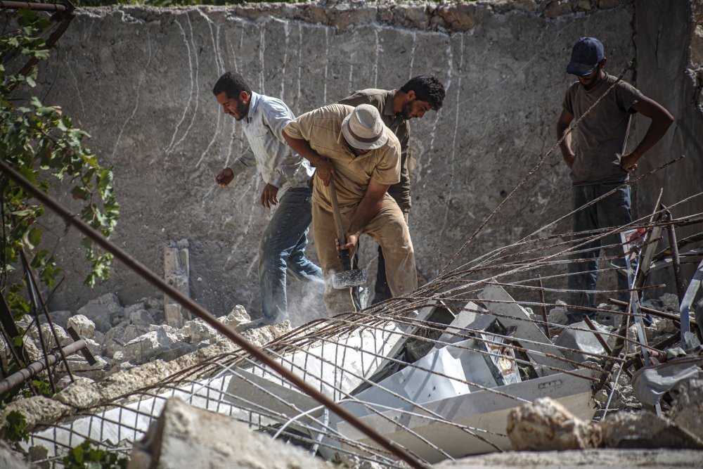 Biz market tartışırken birileri enkazdan ekmek çıkarıyor