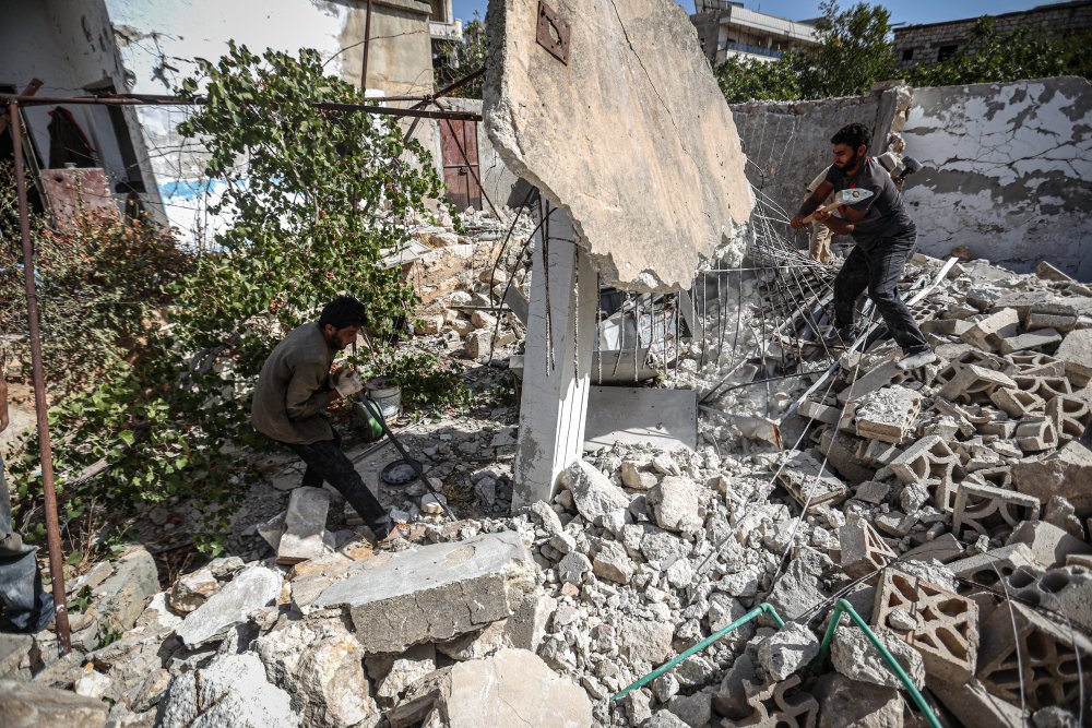 Biz market tartışırken birileri enkazdan ekmek çıkarıyor