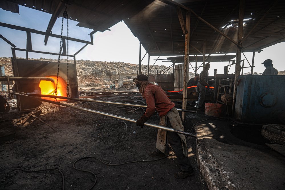Biz market tartışırken birileri enkazdan ekmek çıkarıyor