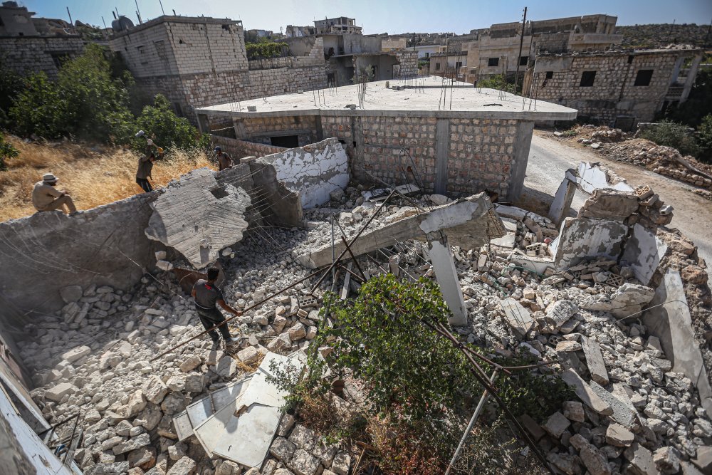 Biz market tartışırken birileri enkazdan ekmek çıkarıyor