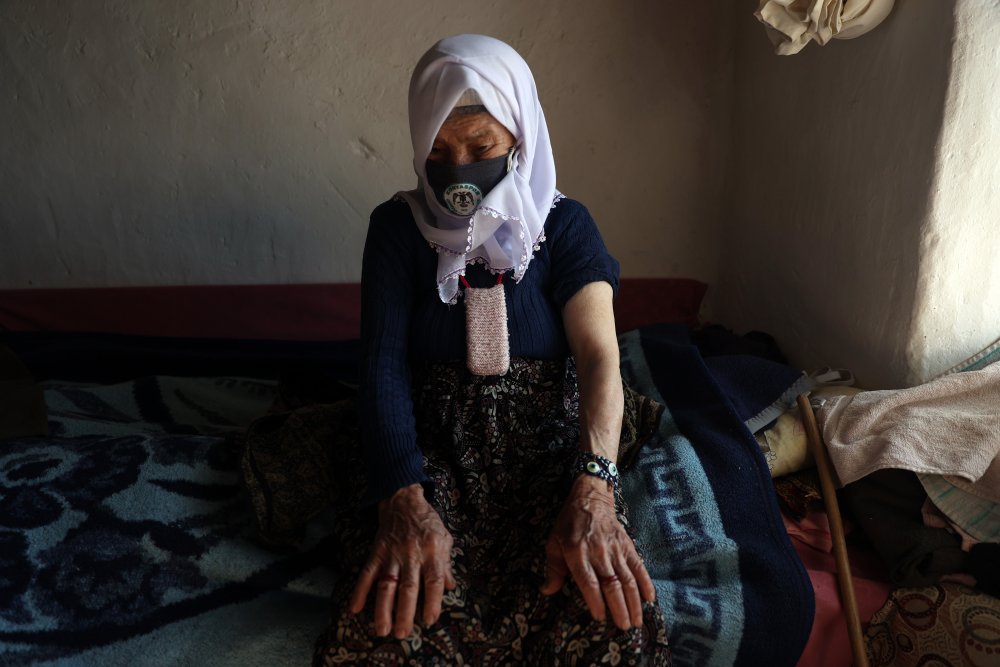 Konya'nın dağ köyünde yaşayan Zeynep nine aşı ekibini görünce gözyaşlarını tutamadı