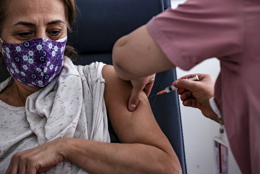 Kovid-19 aşı çalışmaları kısıtlamada da sürüyor