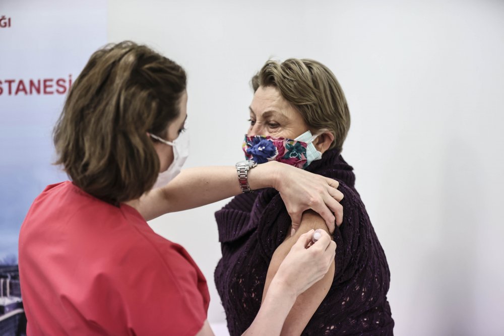 Kovid-19 aşı çalışmaları kısıtlamada da sürüyor