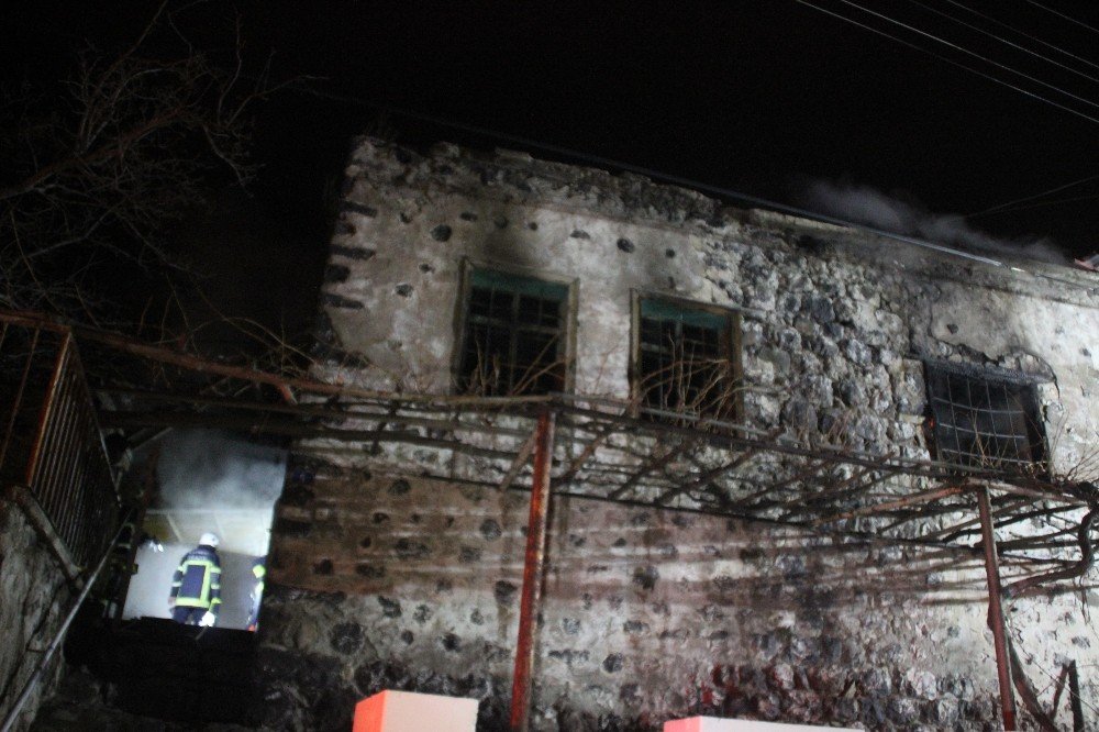 Bir alkollü şahıs dehşeti daha! Evini ateşe verdi