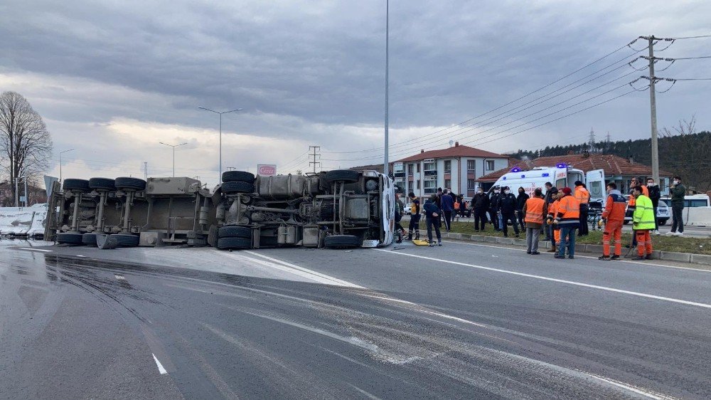 Sıcak asfalt yüklü tır yola devrildi! Ankara yolunda kilometrelerce kuyruk oluştu