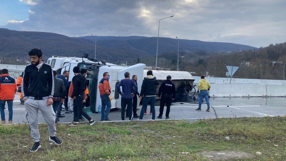 Sıcak asfalt yüklü tır yola devrildi! Ankara yolunda kilometrelerce kuyruk oluştu