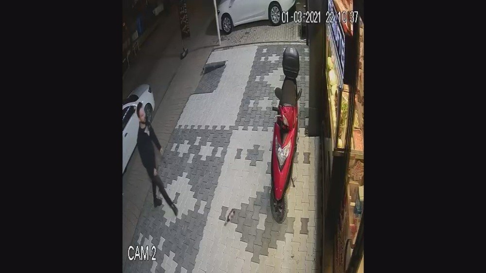 ’Acılı çiğ köfte dayağı’ olayı durulmuyor! Dayakçının yakınları dükkana saldırdı