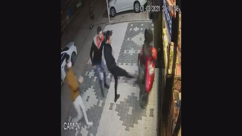 ’Acılı çiğ köfte dayağı’ olayı durulmuyor! Dayakçının yakınları dükkana saldırdı