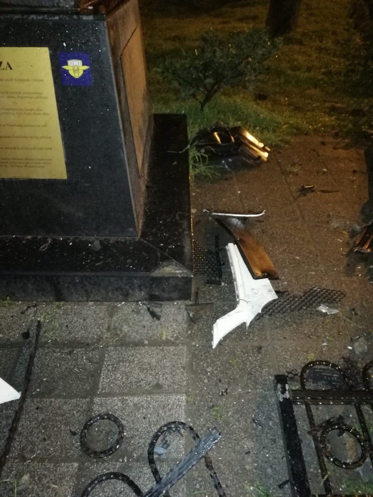 Alex De Souza’nın heykeline otomobil çarptı! Sosyal medya Aykut Kocaman esprileriyle yıkıldı