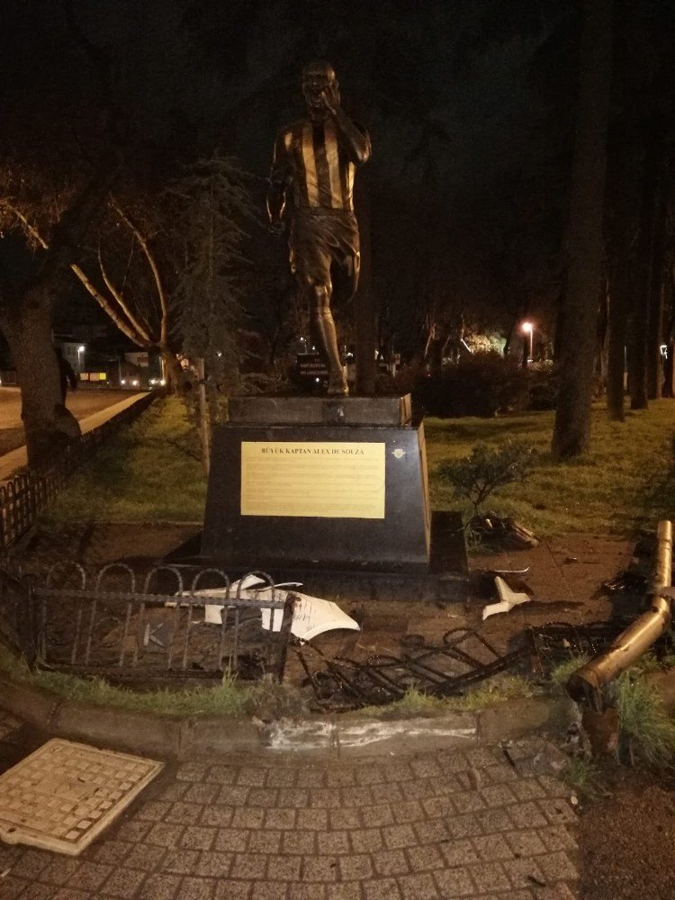 Alex De Souza’nın heykeline otomobil çarptı! Sosyal medya Aykut Kocaman esprileriyle yıkıldı