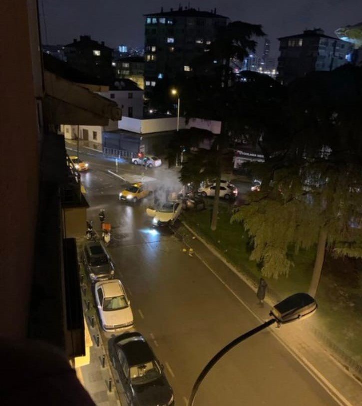 Alex De Souza’nın heykeline otomobil çarptı! Sosyal medya Aykut Kocaman esprileriyle yıkıldı