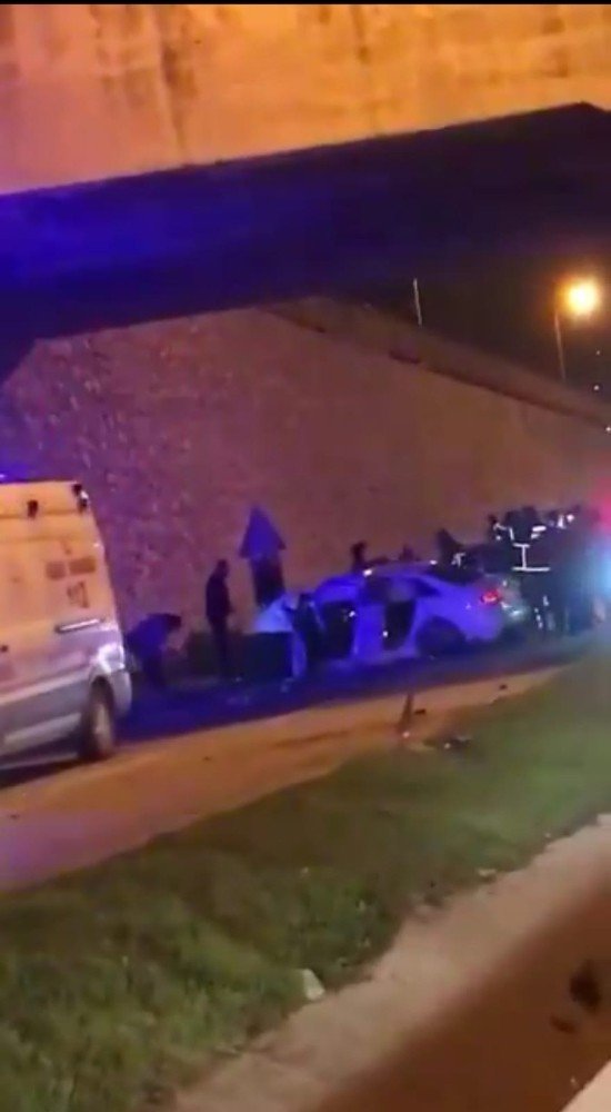 Alt geçitte beton bloğa çarpan otomobildeki 2 kişi ağır yaralandı