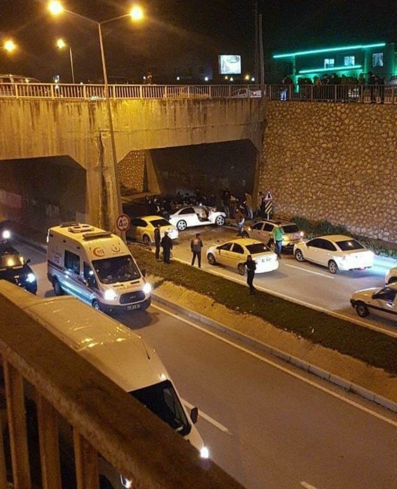 Alt geçitte beton bloğa çarpan otomobildeki 2 kişi ağır yaralandı