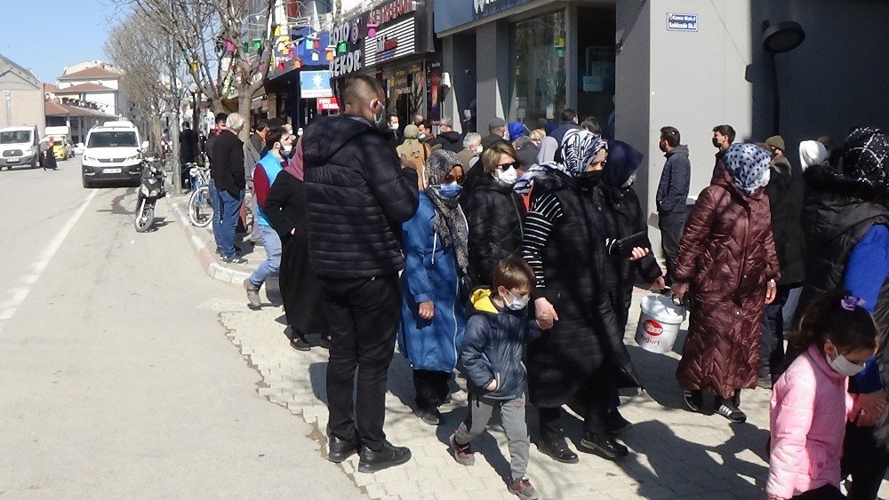 Bu görüntüler Bursa'dan! Rengi maviye yakın olan şehirde vatandaşlar tedbiri unuttu