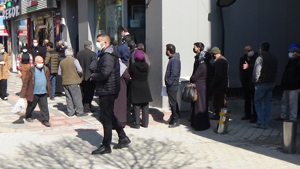 Bu görüntüler Bursa'dan! Rengi maviye yakın olan şehirde vatandaşlar tedbiri unuttu