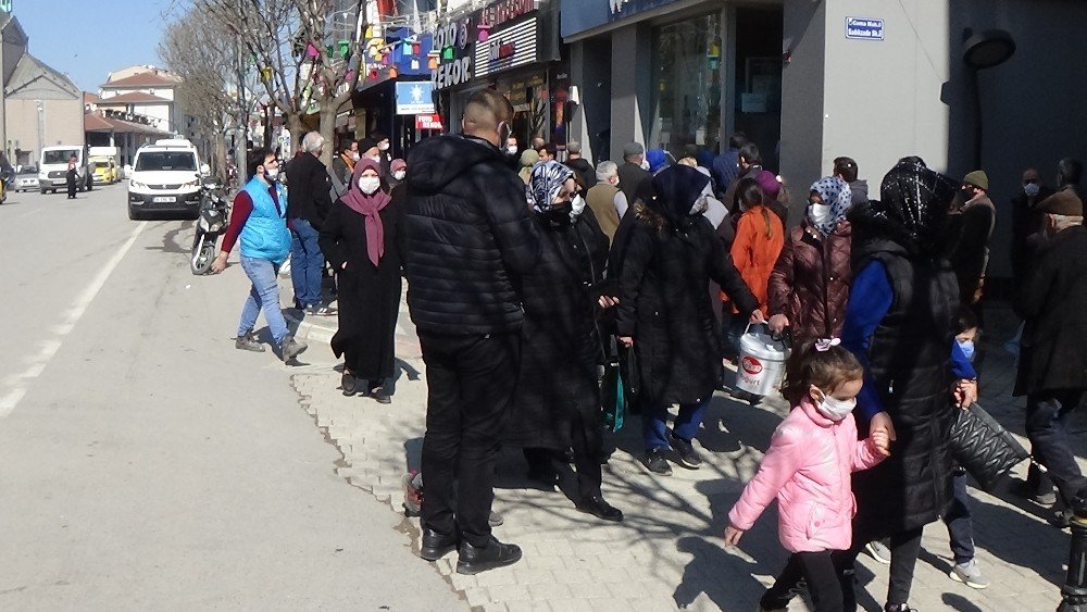 Bu görüntüler Bursa'dan! Rengi maviye yakın olan şehirde vatandaşlar tedbiri unuttu
