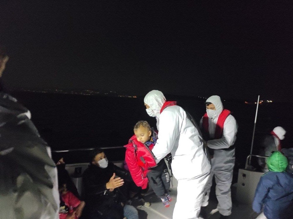 Çeşme açıklarında lastik botla sürüklenen 23 göçmenin imdadına Sahil Güvenlik yetişti