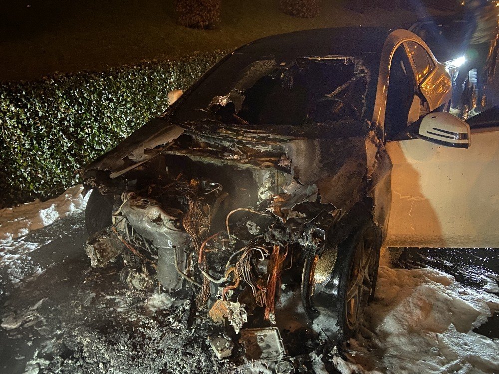 Gündüz satın aldığı lüks otomobil akşam alev alev yandı