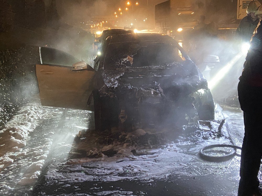 Gündüz satın aldığı lüks otomobil akşam alev alev yandı