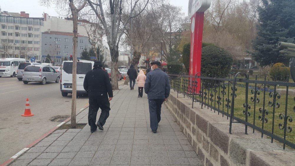 Mart kapıdan baktırdı!