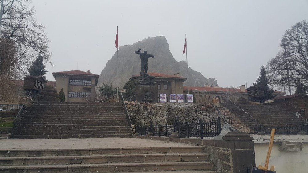 Mart kapıdan baktırdı!