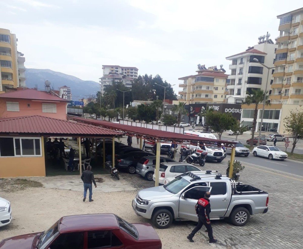 Oto galeriye silahlı saldırı! 1 ölü 2 yaralı