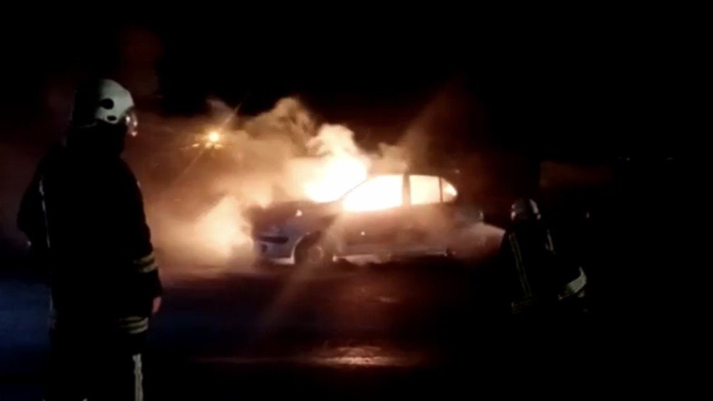 Park halindeki otomobil alev alev yandı
