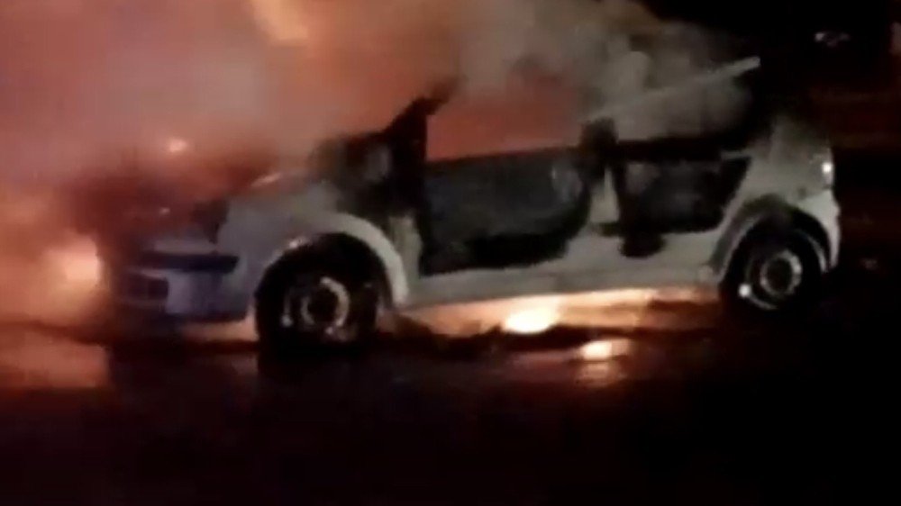 Park halindeki otomobil alev alev yandı