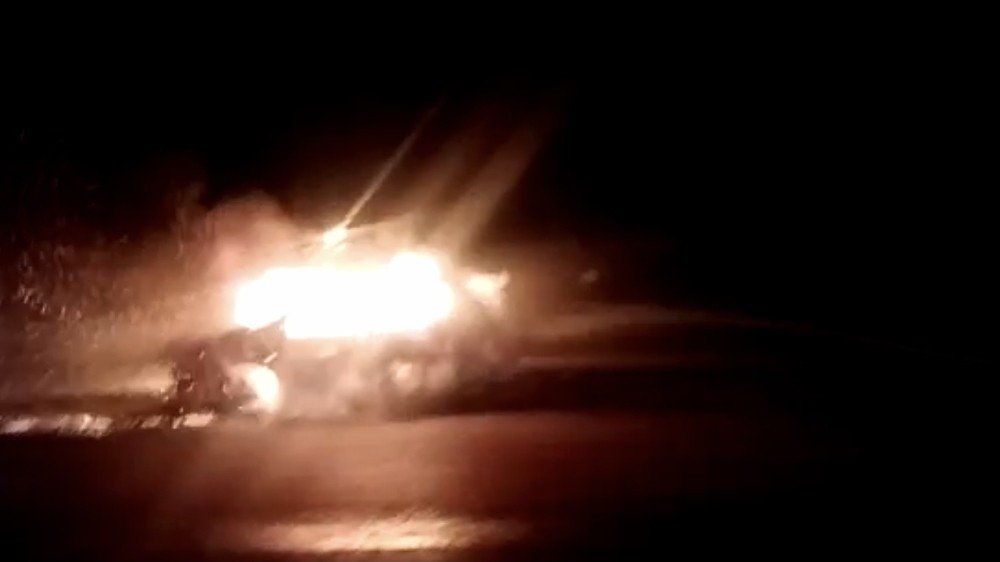 Park halindeki otomobil alev alev yandı