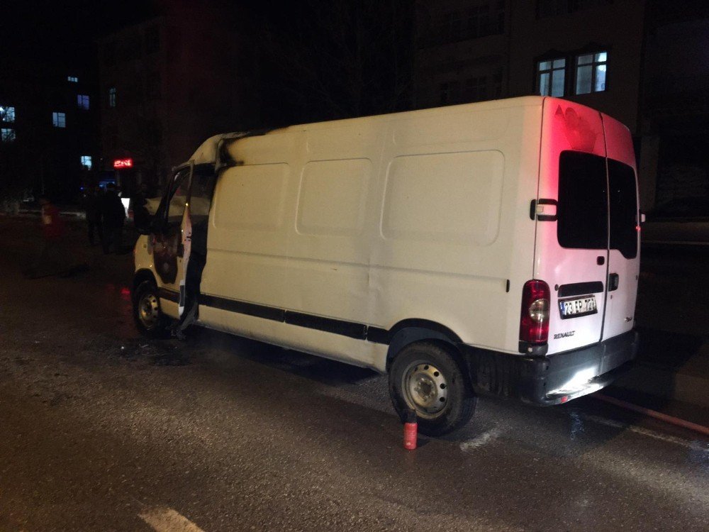 Seyir halindeki minibüs alev alev yandı