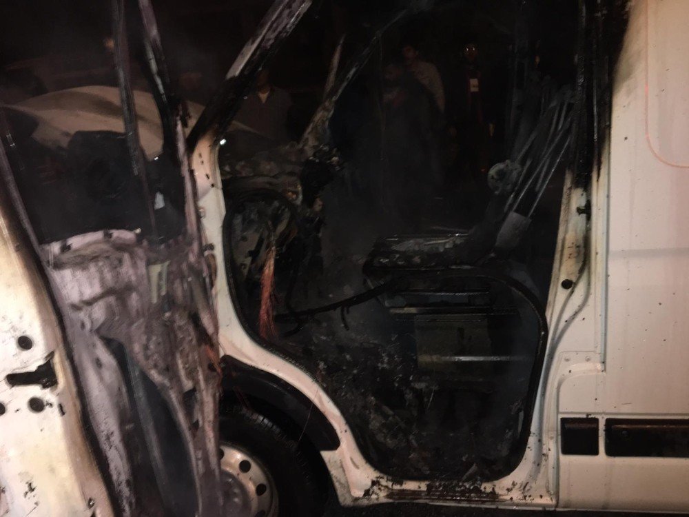 Seyir halindeki minibüs alev alev yandı