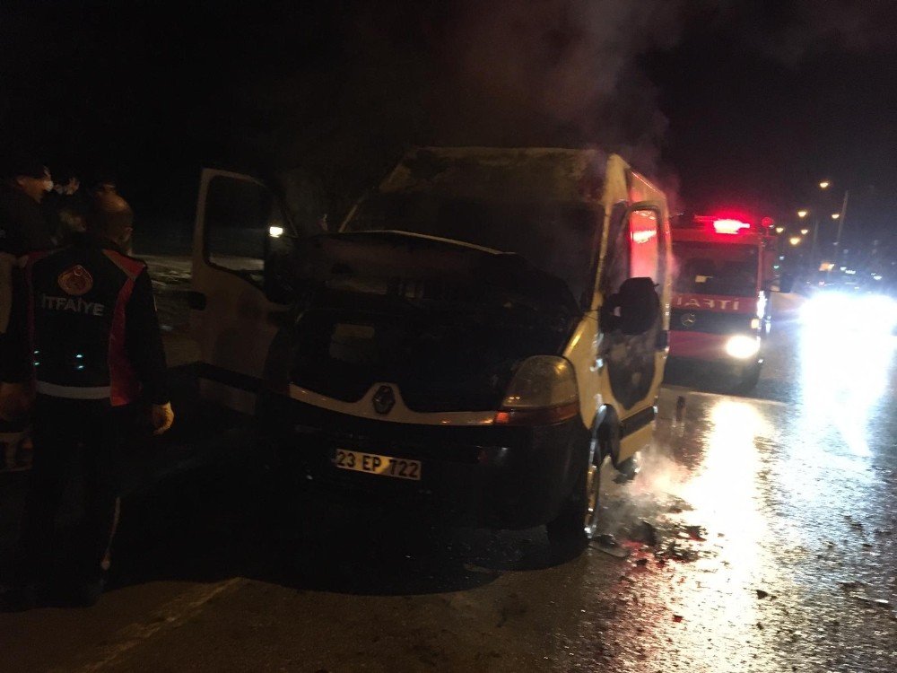 Seyir halindeki minibüs alev alev yandı