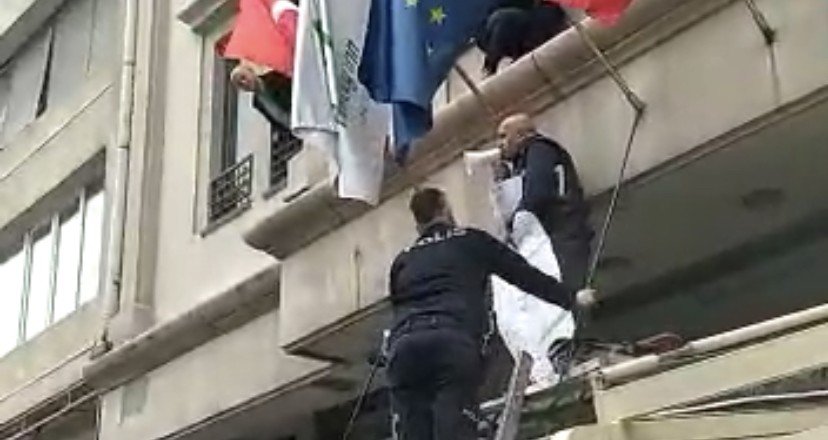 İstanbul'da bir garip olay! Otel çalışanı girişe tırmanıp megafonla etrafa seslendi